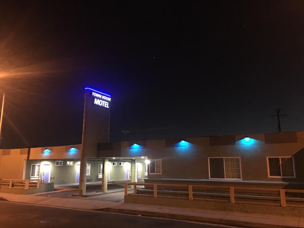 Town House Motel ลินวู้ด ภายนอก รูปภาพ