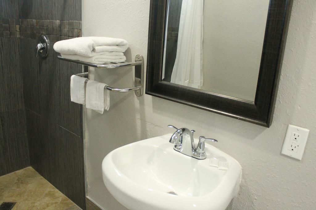 Town House Motel ลินวู้ด ภายนอก รูปภาพ